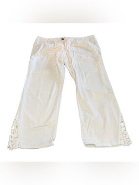 BKE White Casual cropped pants size 31 Kinley style with Metal Logo Plate